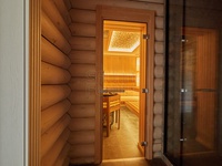 Сауна в загородном доме:Стеклянная дверь в сауне