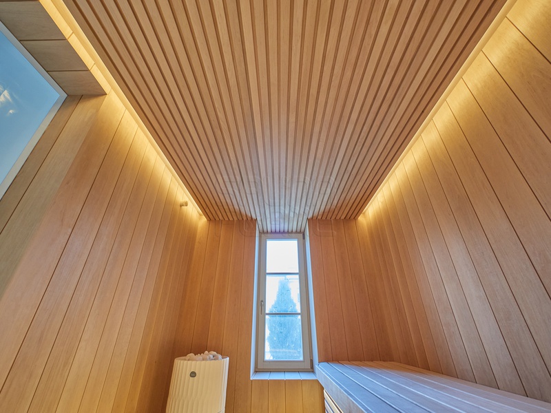 Дизайнерская сауна:Реечный потолок из ольхи в сауне
