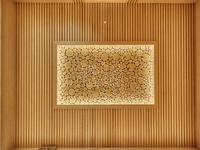 Современная сауна:Можжевеловое панно на потолке